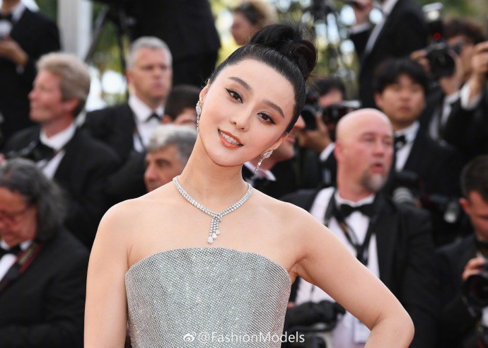 Thảm đỏ Cannes 2018: Phạm Băng Băng gây thất vọng vì kém sang, sao Hollywood khoe ngực triệt để